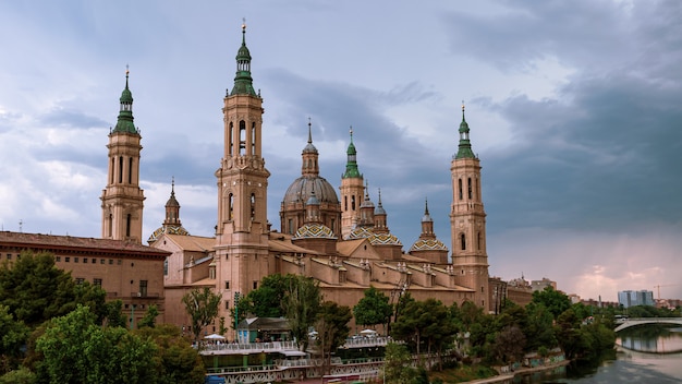 Pejzaż widok na dachy i wieże bazyliki Matki Bożej w Saragossie. Punkt orientacyjny zabytek Katedra w regionie Aragonii. Kościół rzymskokatolicki w Hiszpanii