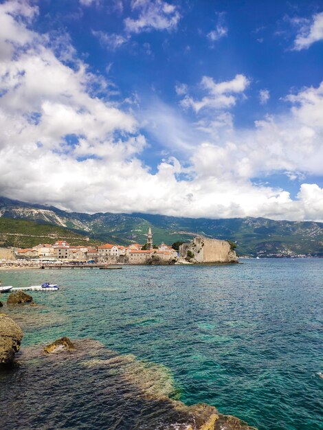 Pejzaż z morzem i górami starego miasta w Budvie Czarnogóra
