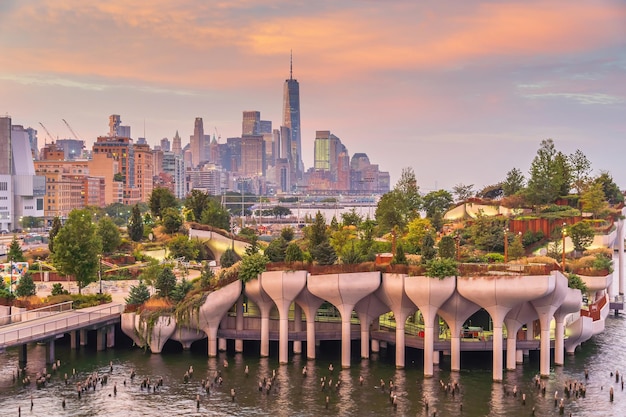 Pejzaż z panoramą centrum Manhattanu z parkiem publicznym Little Island w Nowym Jorku o wschodzie słońca