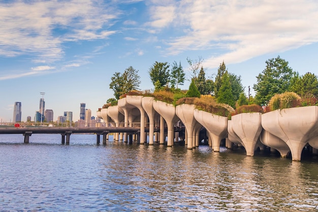 Pejzaż z panoramą centrum Manhattanu z parkiem publicznym Little Island w Nowym Jorku o wschodzie słońca