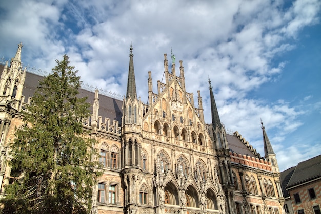 Pejzaż Z Widokiem Na Budynek Komunalny - Nowy Ratusz Na Tle Błękitnego Nieba Pochmurnego W Centrum Monachium, Bawaria, Niemcy.