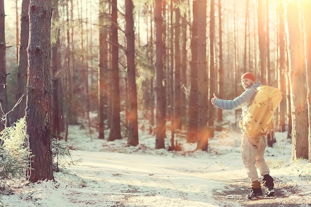 pejzaż zimowy mężczyzna z plecakiem / krajobraz przyrody mężczyzna na wędrówce ze sprzętem w śnieżną pogodę w Kanadzie