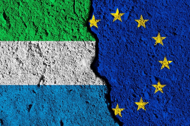 Zdjęcie pęknięcie między unią europejską a sierra leone flagami koncepcji stosunków politycznych