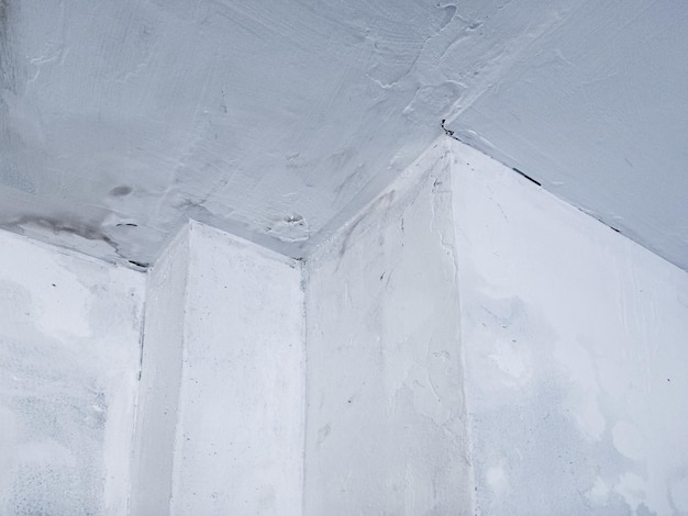 Pęknięcie w ścianie sufitukonsekwencja przeciekającego dachu stan awaryjny remonty mieszkań czarna pleśń luźna farba koncepcja awarii domu
