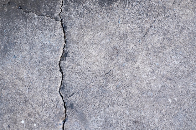 Pęknięta betonowa ściana złamana ściana w zewnętrznym narożniku cementowym, która spowodowała trzęsienie ziemi i zawaloną ziemię