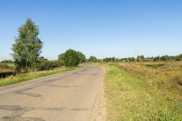 Pęknięta wiejska droga