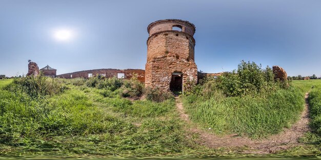 Zdjęcie pełna bezszwodowa sferyczna panorama hdri 360 wewnątrz zrujnowanej wieży i opuszczonych budynków zewnętrznych w projekcji równokątnej z zenitem i nadirem gotowa do treści wirtualnej rzeczywistości vr