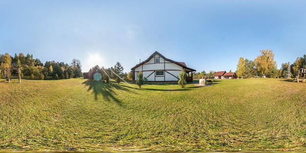 Pełna bezszwowa panorama kąta 360 stopni poza wakacyjnym drewnianym domem w wiosce w słoneczny wieczorny dzień w równoprostokątnej projekcji sferycznej dla wirtualnej rzeczywistości VR AR