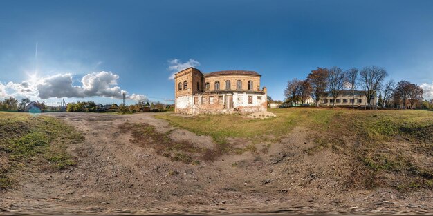 Zdjęcie pełna bezszwowa panorama sferyczna 360 stopni kąt widzenia w pobliżu kamienia opuszczonej zrujnowanej synagogi w projekcji równoprostokątnej zawartość wirtualnej rzeczywistości vr ar