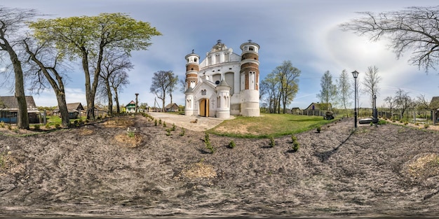 Pełna bezszwowa sferyczna panorama HDR 360 stopni kąt widzenia w pobliżu wejścia do starego kościoła prawosławnego w rzucie równoprostokątnym z zawartością zenitu i nadiru VR AR