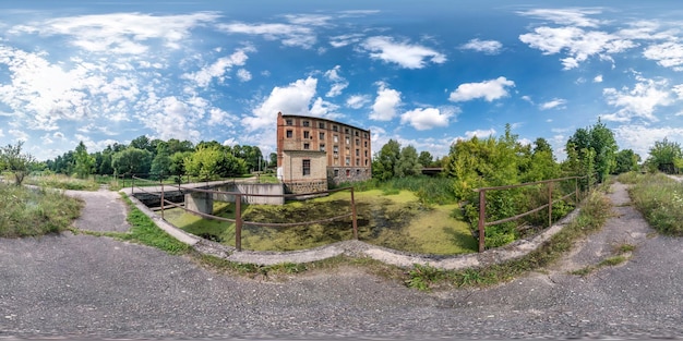 Pełna bezszwowa sferyczna panorama HDR 360 stopni kąt widzenia w pobliżu zapory starego młyna wodnego w projekcji równoprostokątnej Zawartość wirtualnej rzeczywistości VR AR Wytwarzanie energii wiatrowej Czysta zielona energia