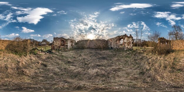 Pełna bezszwowa sferyczna panorama HDR 360 stopni kąt widzenia wewnątrz kamienia opuszczony zrujnowany budynek gospodarczy w projekcji równoprostokątnej gotowa zawartość wirtualnej rzeczywistości AR VR