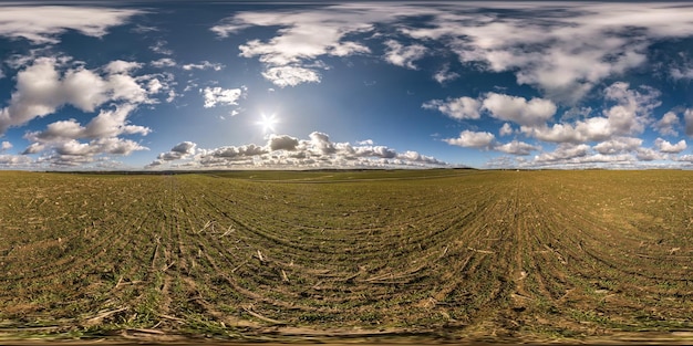 Pełna bezszwowa sferyczna panorama HDR 360 stopni kąta widzenia wśród pól w wiosenny dzień z niesamowitymi chmurami w projekcji równoprostokątnej gotowa na treści VR AR w rzeczywistości wirtualnej