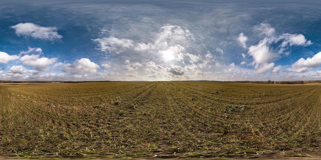 Pełna bezszwowa sferyczna panorama HDR 360 stopni kąta widzenia wśród pól w wiosenny dzień z niesamowitymi chmurami w projekcji równoprostokątnej gotowa na treści VR AR w wirtualnej rzeczywistości