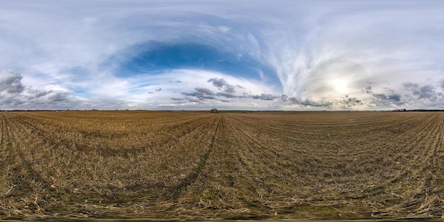 Pełna bezszwowa sferyczna panorama HDR 360 stopni kąta widzenia wśród pól w wiosenny dzień z niesamowitymi chmurami w projekcji równoprostokątnej gotowa na treści VR AR w wirtualnej rzeczywistości