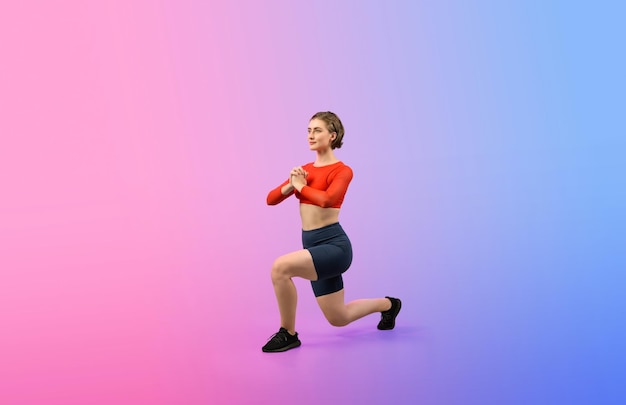 pełna długość ciała wesołość zdjęcie sportowa i sportowa kobieta wykonująca zdrowe i medytacyjne ćwiczenia jogi ćwiczenie postawy na odizolowanym tle zdrowy aktywny i dbający o ciało styl życia