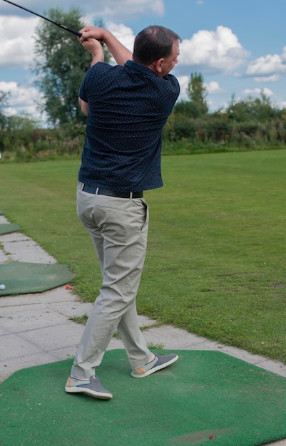Zdjęcie pełna długość człowieka grającego w golfa na boisku