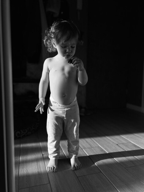 Zdjęcie pełna długość dziewczyny bez koszuli dziecko w domu