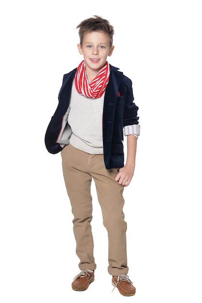 Pełna długość portret modnego chłopca w kurtce z szalikiem na białym tle