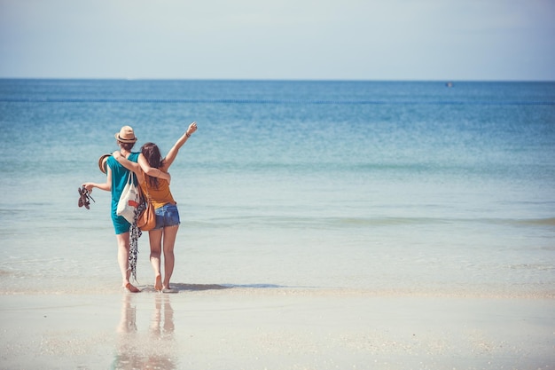 Pełna długości przyjaciół na plaży