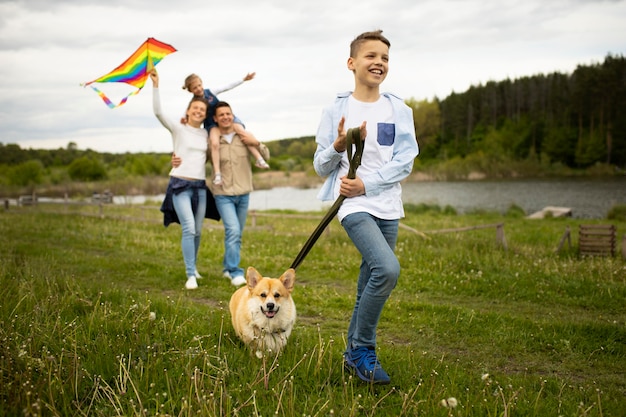 Zdjęcie pełna gra rodzinna z latawcem na zewnątrz