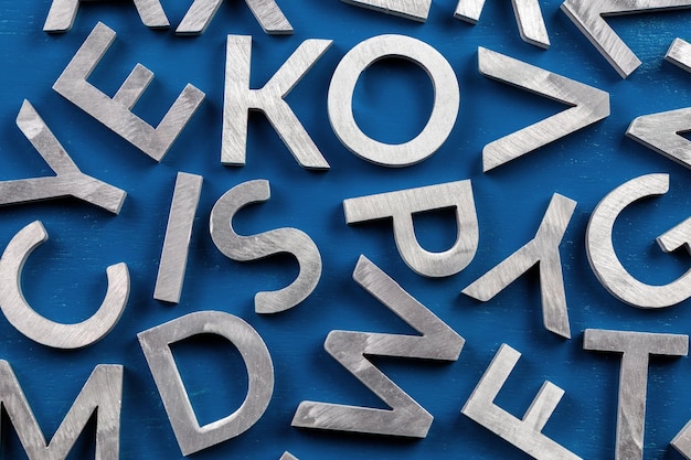 Zdjęcie pełna kadra alfabetu na niebieskim stole
