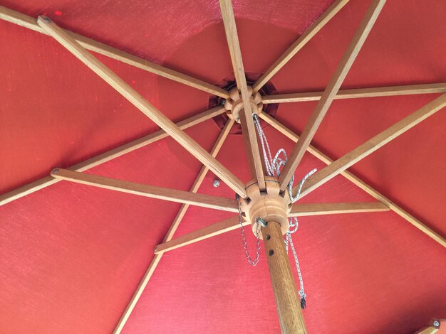 Zdjęcie pełna kadra czerwonego parasola