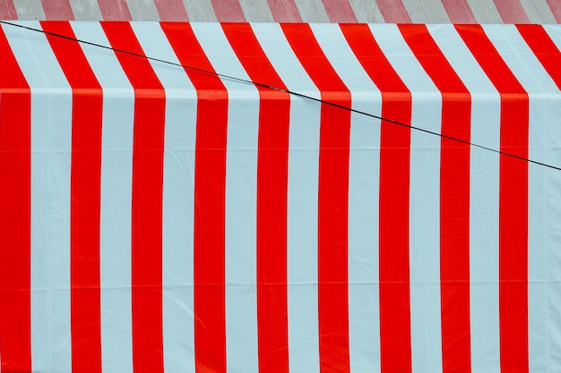 Pełna kadra czerwonego parasola