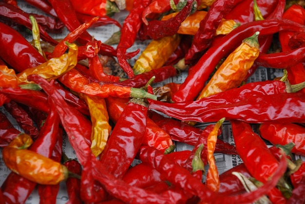 Zdjęcie pełna kadra czerwonych papryki chili