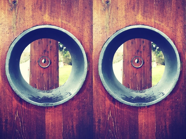 Zdjęcie pełna kadra drewnianych drzwi