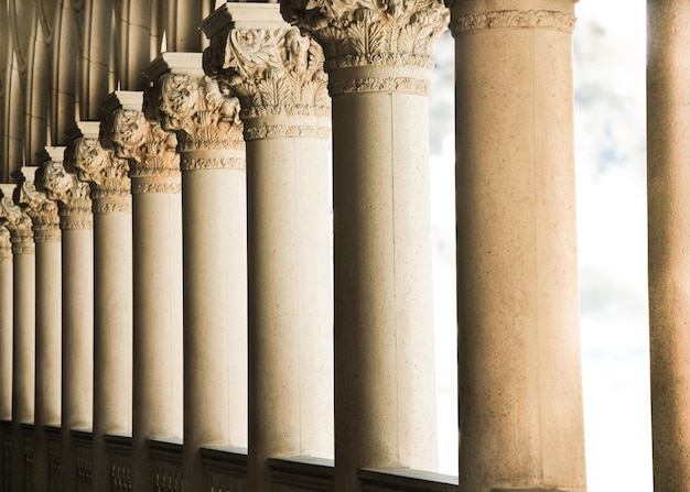 Zdjęcie pełna kadra kolumnady w zabytkowym budynku