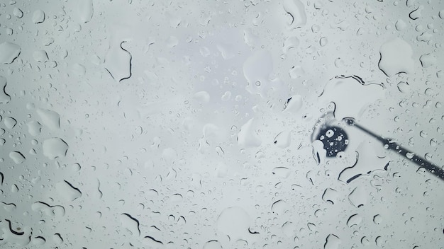 Zdjęcie pełna kadra kropli deszczu na oknie