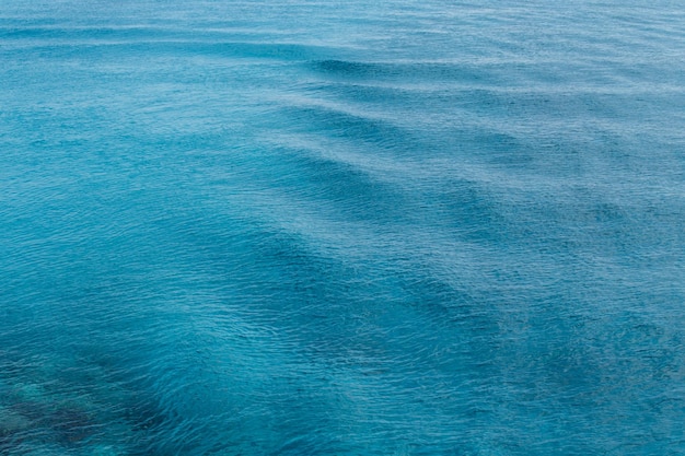 Zdjęcie pełna kadra niebieskiego morza