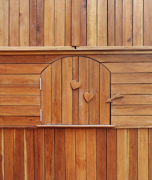 Zdjęcie pełna kadra zamkniętych drewnianych drzwi