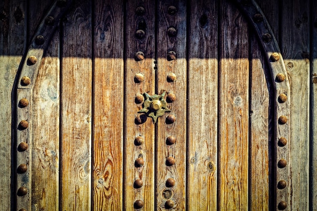 Zdjęcie pełna kadra zamkniętych drewnianych drzwi