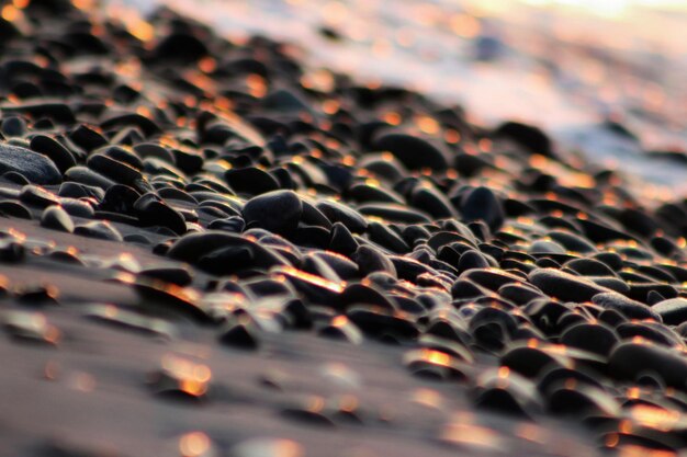 Zdjęcie pełna klatka kamieni na plaży