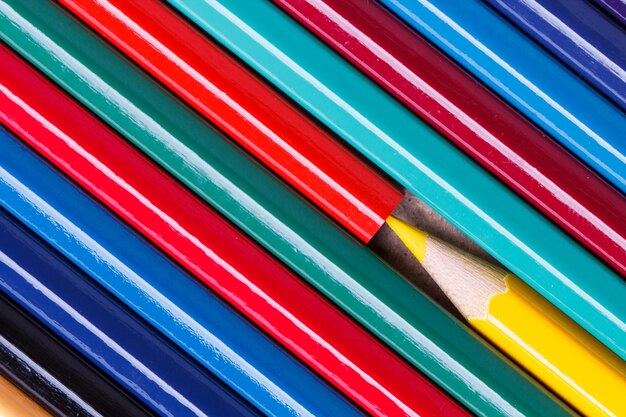 Zdjęcie pełna klatka wielobarwnych ołówków