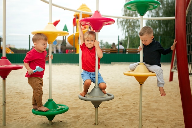 Zdjęcie pełne ujęcie dzieci bawiące się w parku