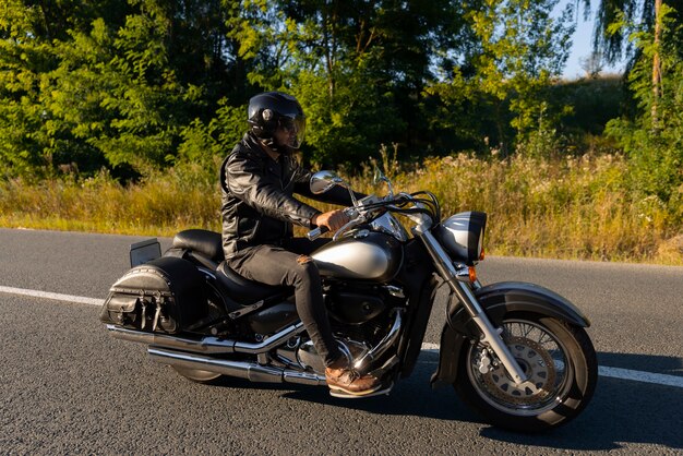 Zdjęcie pełne ujęcie mężczyzny jadącego na motocyklu