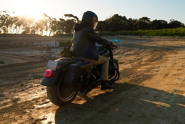 Zdjęcie pełne ujęcie mężczyzny jadącego na motocyklu