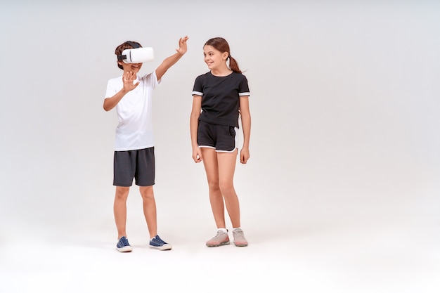 Pełne Ujęcie W Technologii Vr Nastoletniego Chłopca W Okularach Wirtualnej Rzeczywistości I Słodkiej Dziewczynie Stojącej