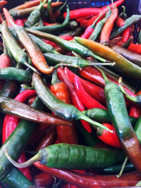 Pełne zdjęcie czerwonej papryki chili na sprzedaż