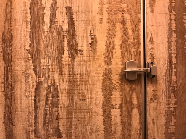Pełne zdjęcie drewnianych drzwi