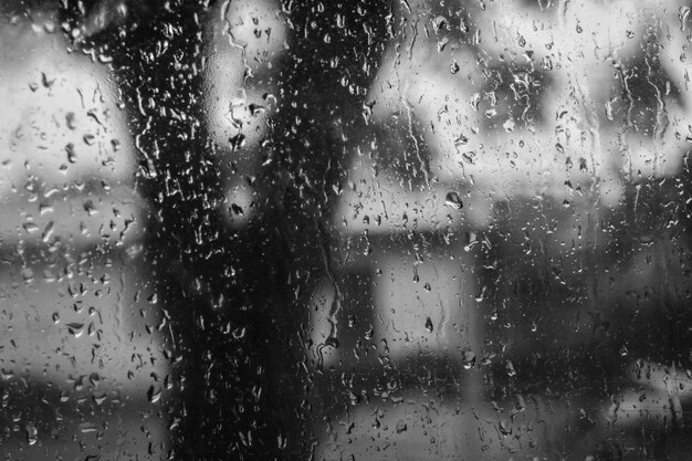 Zdjęcie pełne zdjęcie kropli deszczu na szklanym oknie