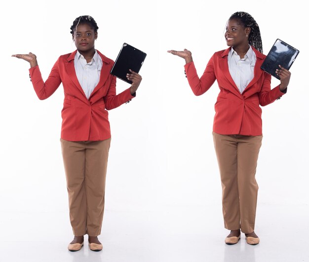 Pełnej długości 20s młoda afroamerykańska kobieta biznesowa sprzedawca pokazująca pustą dłoń