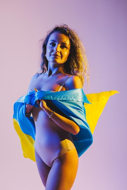Pełnej długości ciała widok ładny piękny zadowolony wesoły, wesoły heterohaired dziewczyna skoki zabawy chodzenie trzymając w rękach ukraińska flaga na białym tle nad jasnobiałym szarym pastelowym kolorem tła