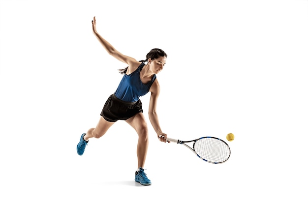 Pełnej długości portret młodej kobiety, grać w tenisa na białym tle. Zdrowy tryb życia. Koncepcja ćwiczenia, fitness, sport, ćwiczenia. Modelka w ruchu lub w ruchu