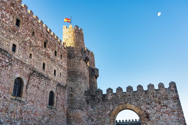 Pełnia księżyca na niebieskim niebie nad średniowiecznym zamkiem w starym mieście Siguenza w Hiszpanii