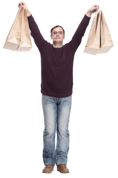 Pełnometrażowy przypadkowy mężczyzna z torbami na zakupy na białym tle
