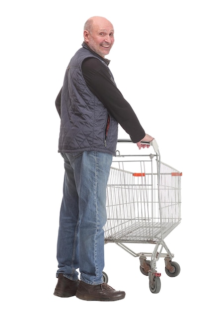 Pełnowymiarowy portret mężczyzny pchającego pusty wózek na zakupy i podpisującego ok